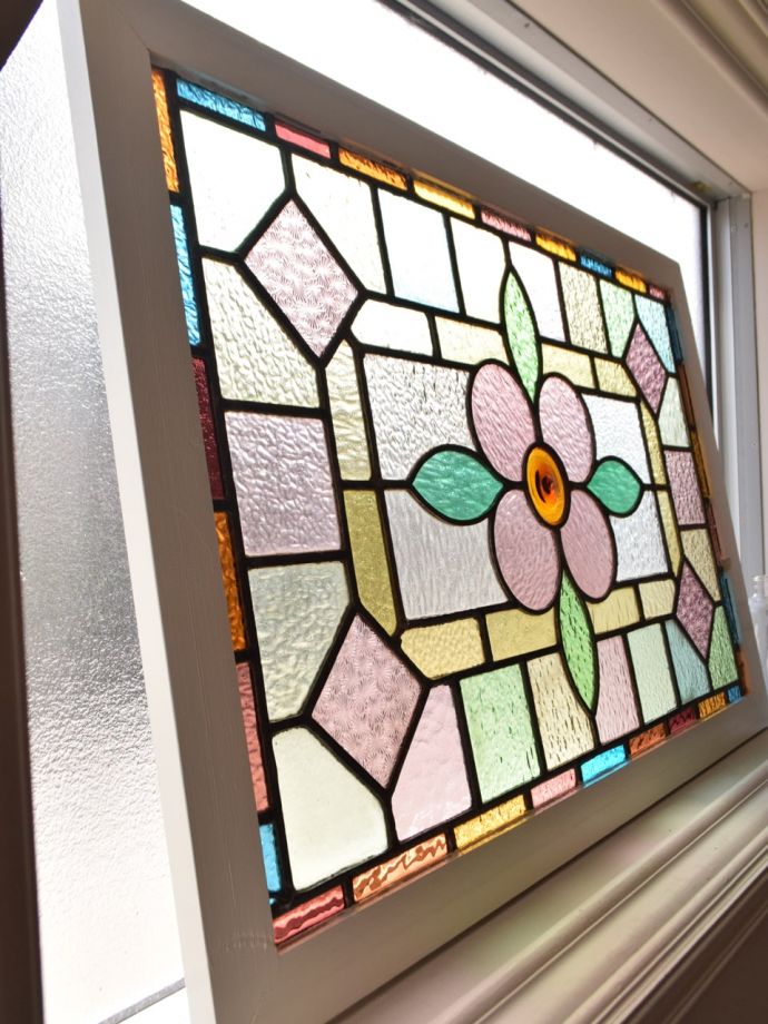 アンティーク ステンドグラス　アンティーク雑貨　ステンドグラス　キレイに修復しましたステンドグラスの周りを囲うオリジナルの枠はキレイに修復しました。(g-1247)