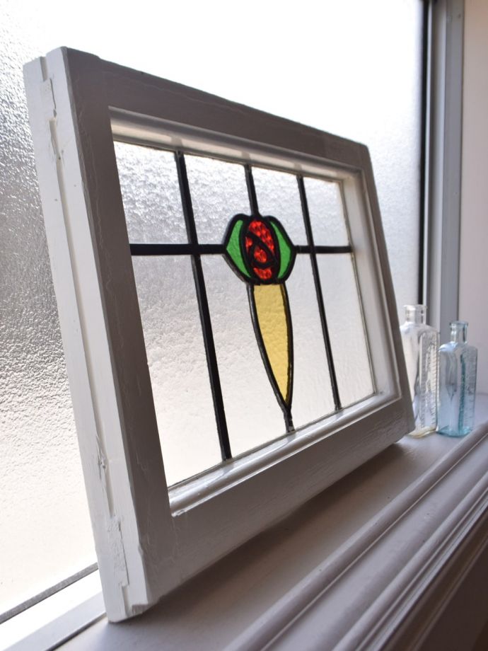 アンティーク ステンドグラス　アンティーク雑貨　ステンドグラス　キレイに修復しましたステンドグラスの周りを囲うオリジナルの枠はキレイに修復しました。(g-1248)