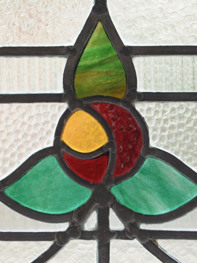 バラの模様のステンドグラス