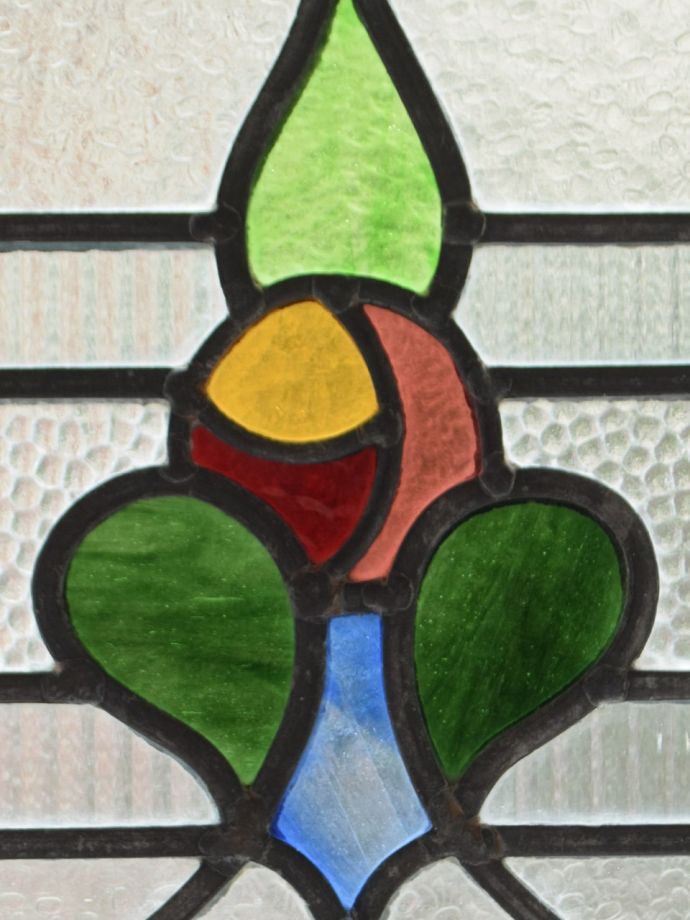 バラの模様のステンドグラス