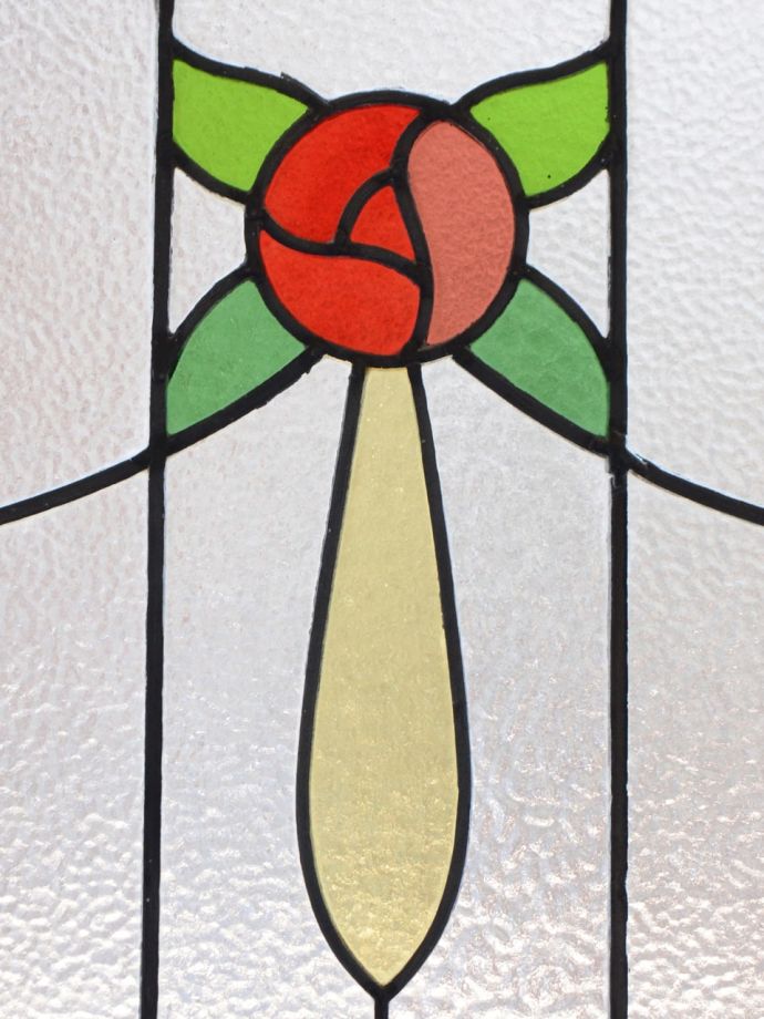 バラの模様のステンドグラス