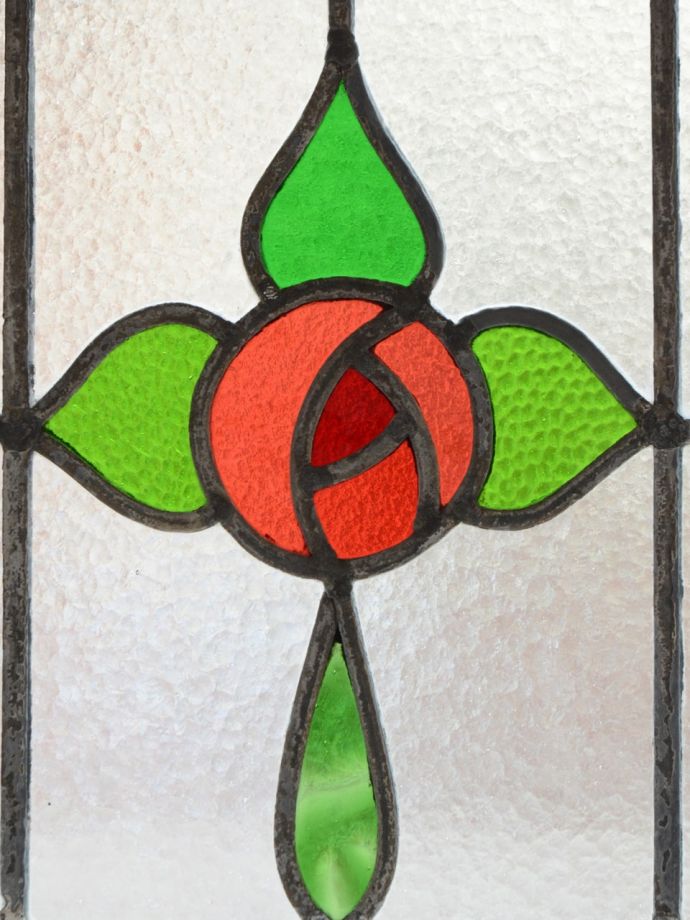 バラの模様のステンドグラス