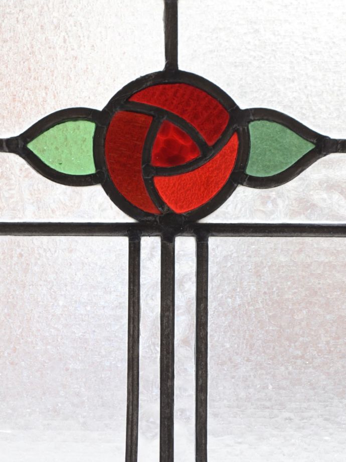 バラの模様のステンドグラス