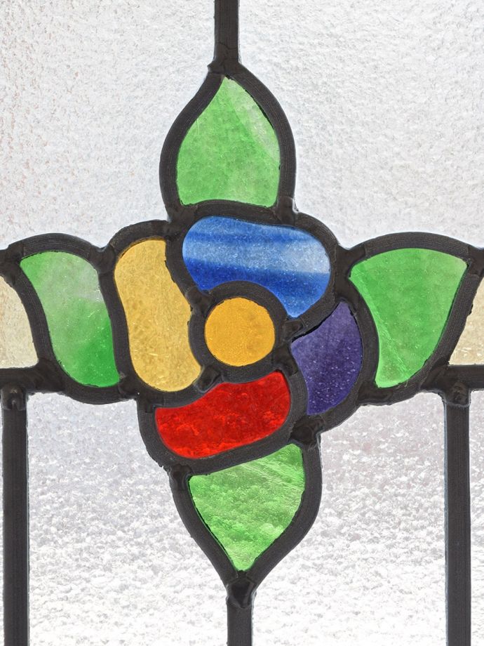 お花の模様が可愛いアンティークのステンド