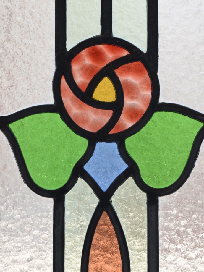 バラの模様のステンドグラス