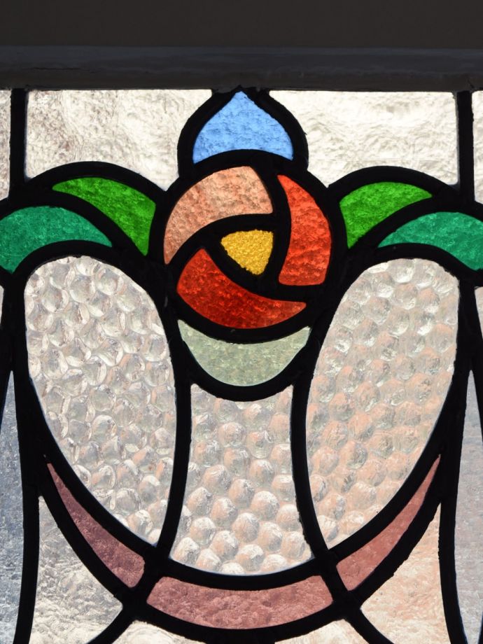 バラの模様のステンドグラス