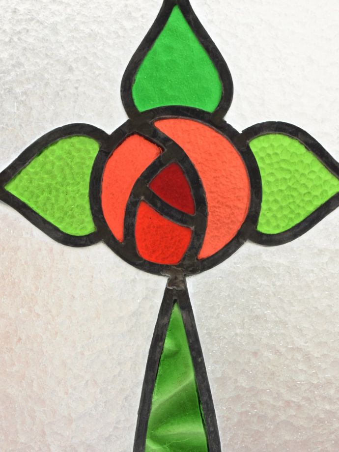 バラの模様のステンドグラス