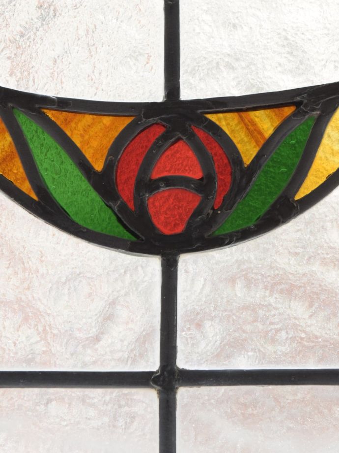 バラの模様のステンドグラス