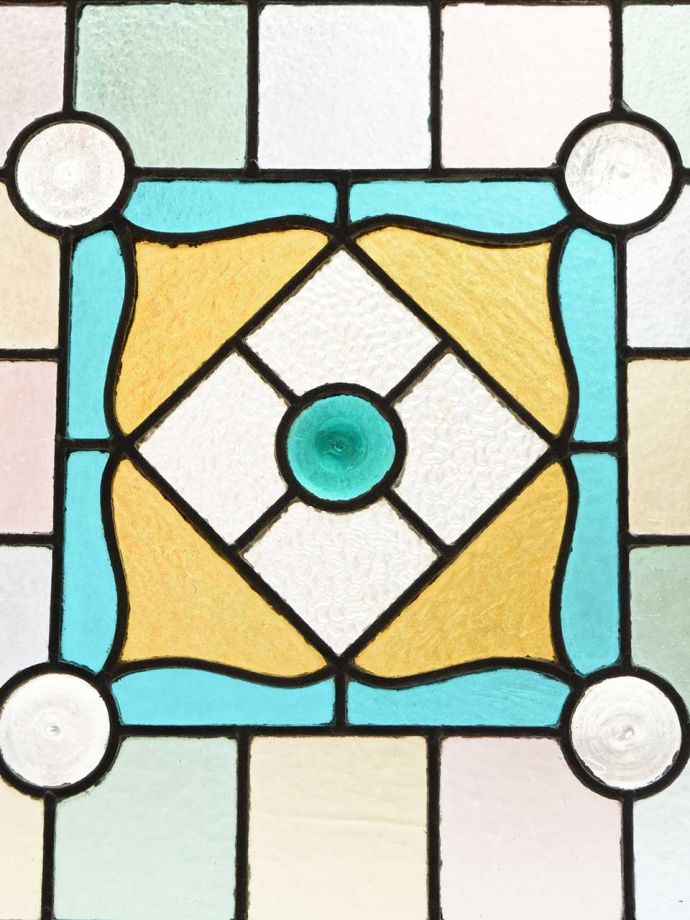 太陽の光を通してキラキラ輝くガラス