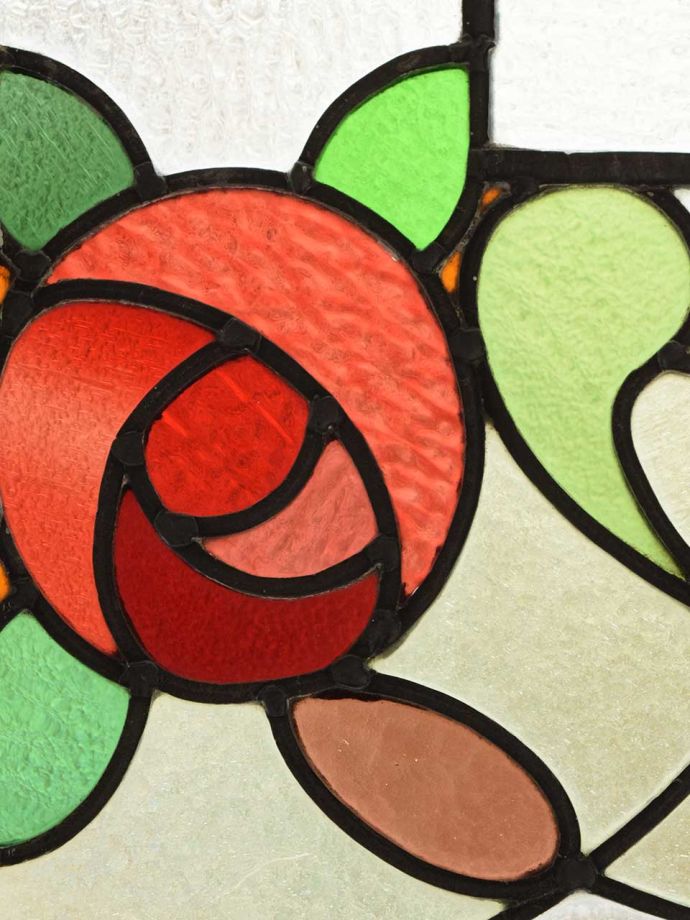 バラの模様のステンドグラス