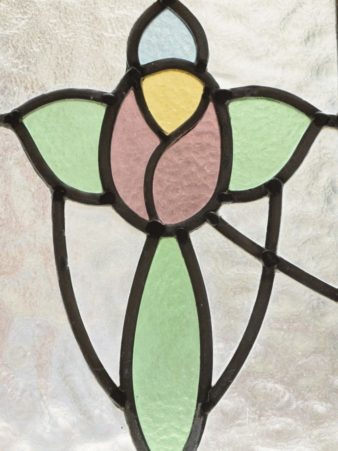 お花の模様が可愛いアンティークのステンド