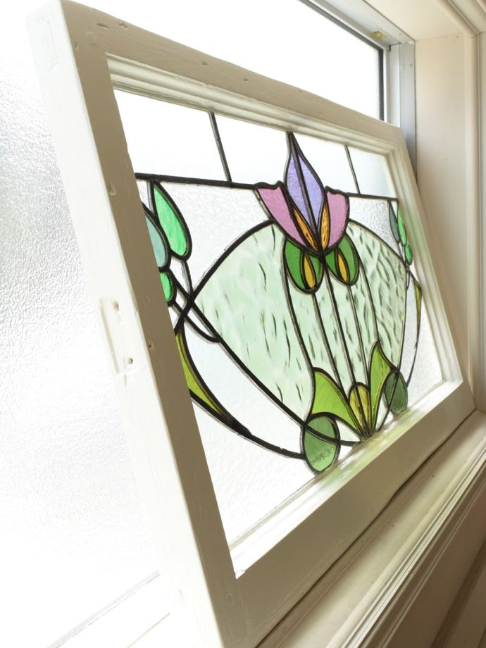 英国アンティークのおしゃれなステンドグラス、パープルのお花の可愛い