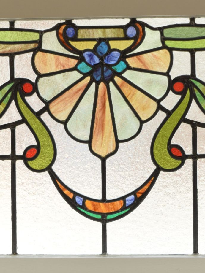 模様が可愛いアンティークのステンド