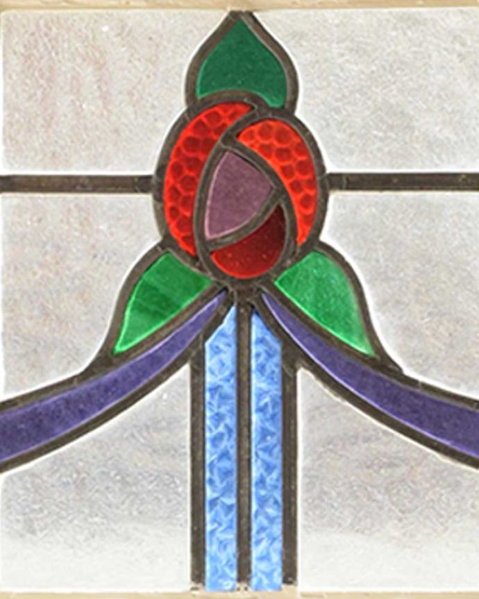 バラの模様のステンドグラス