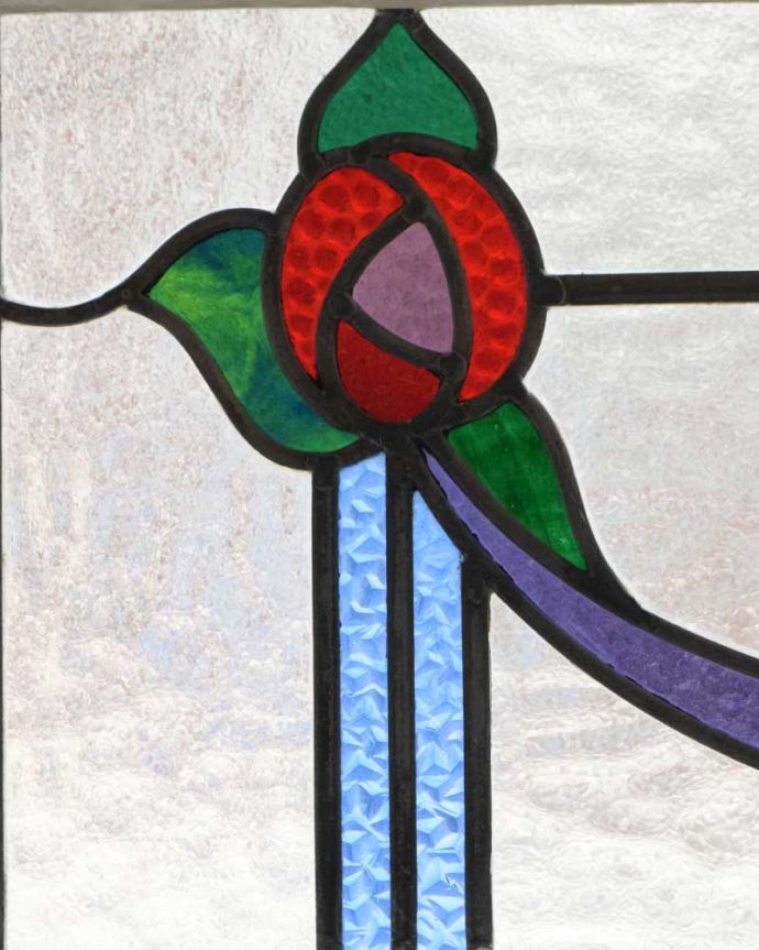 バラの模様のステンドグラス