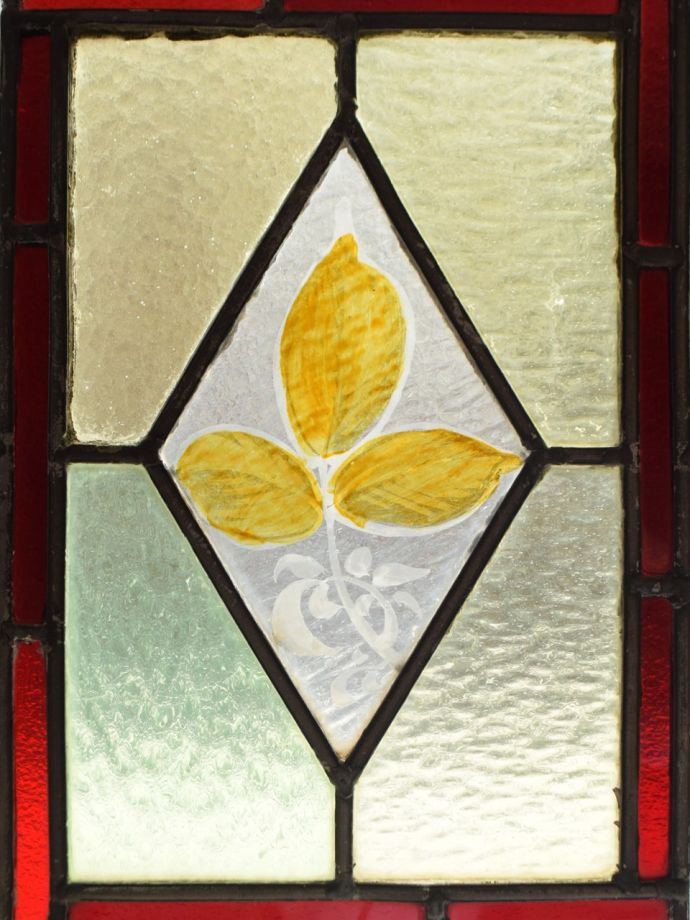 太陽の光を通してキラキラ輝くガラス