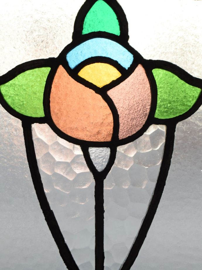 バラの模様のステンドグラス