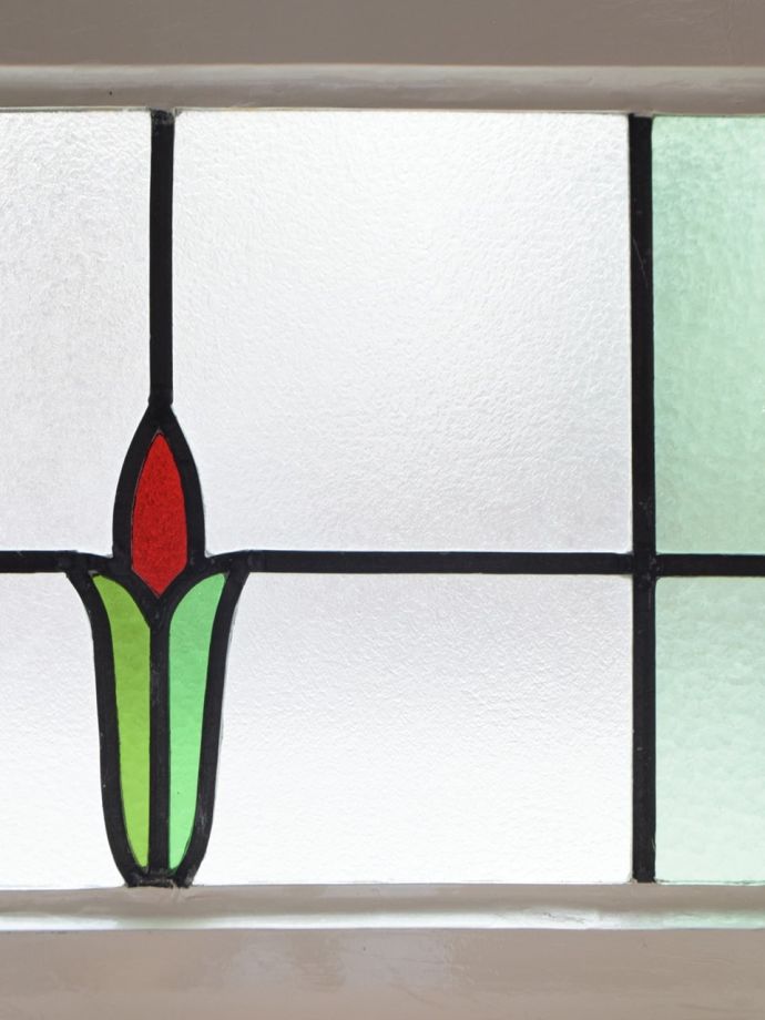 つぼみ模様のステンドグラス