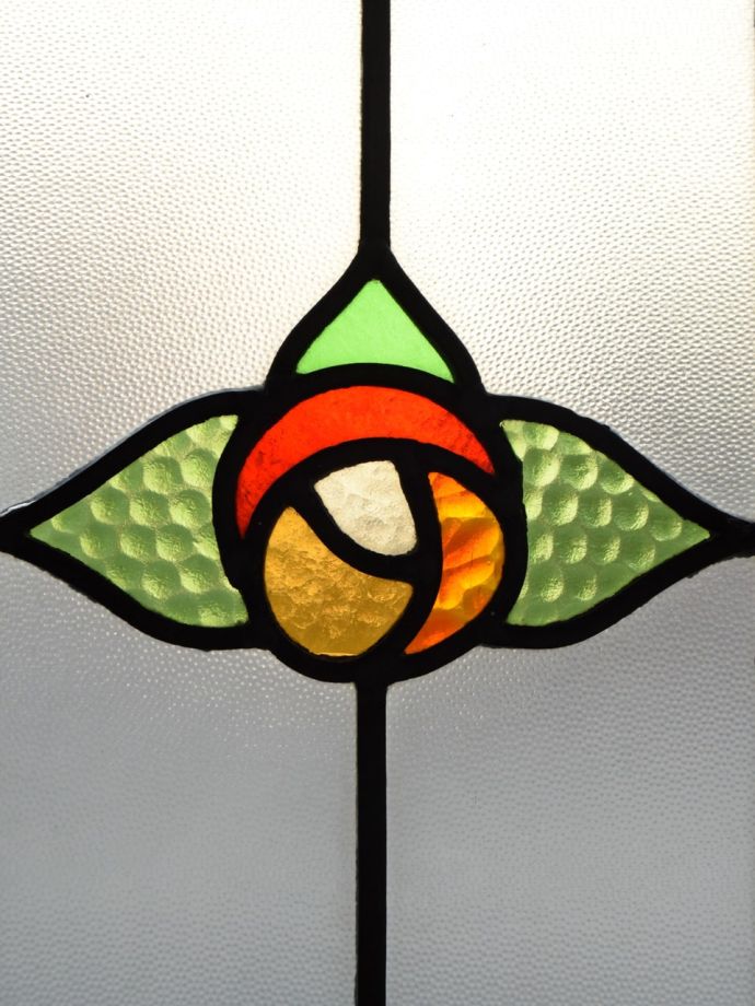 バラの模様のステンドグラス