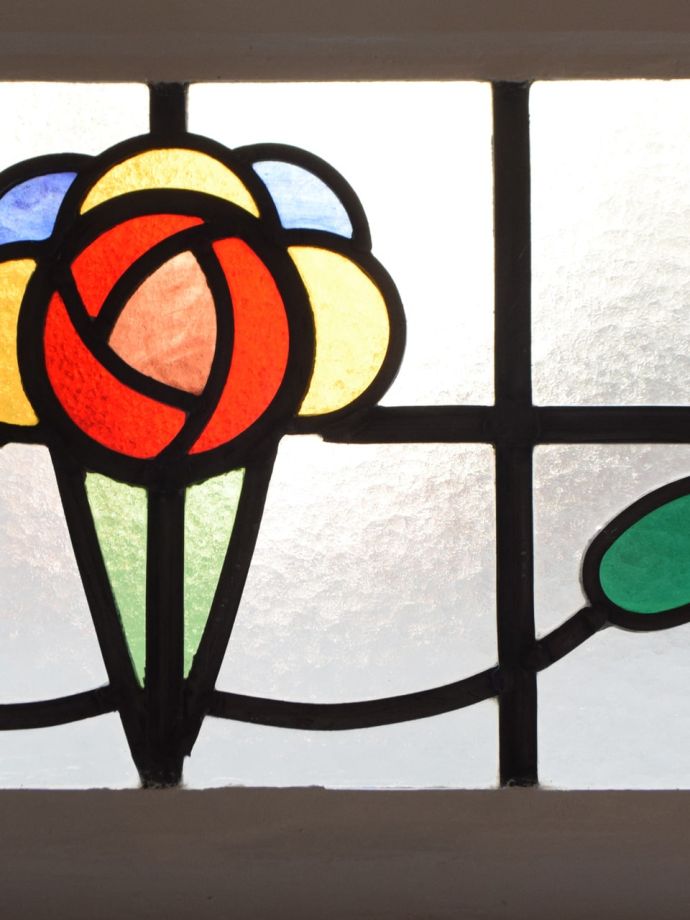 バラの模様のステンドグラス