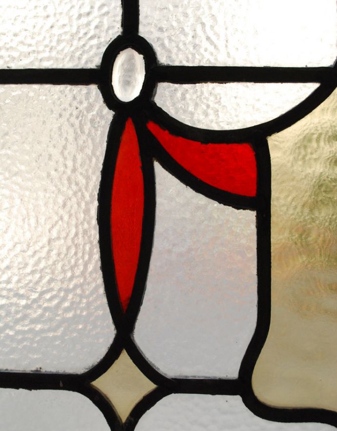 アンティーク ステンドグラス　アンティーク雑貨　赤いリボンが掛けられた、可愛いアンティーク ステンドグラス。太陽の光を通してキラキラ輝くガラスやっぱり魅力はアンティークらしい美しい模様。(g-324)