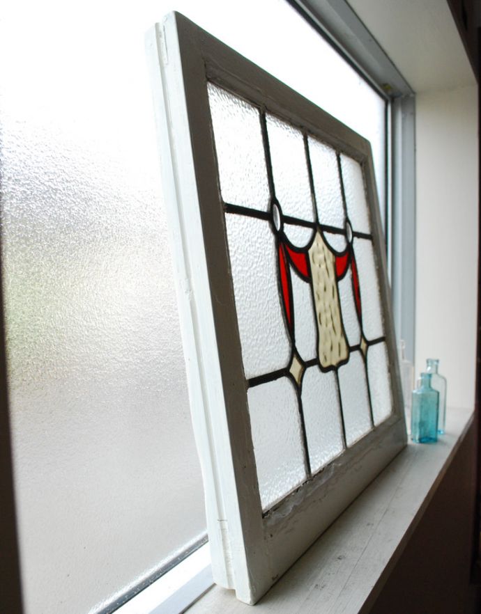 アンティーク ステンドグラス　アンティーク雑貨　赤いリボンが掛けられた、可愛いアンティーク ステンドグラス。キレイに修復しましたステンドグラスの周りを囲うオリジナルの枠はキレイに修復しました。(g-324)