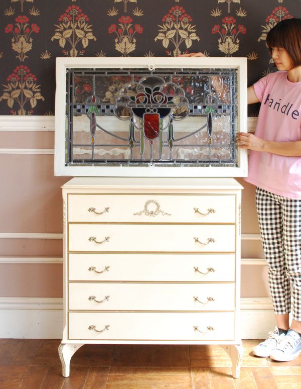 アンティーク ステンドグラス アンティーク雑貨 絵画のような美しさ・・・英国アンティークステンドグラス。ガラスからこぼれる光をいつまでも見ていたくなる・・・そんなステンドグラスです。(g-917)