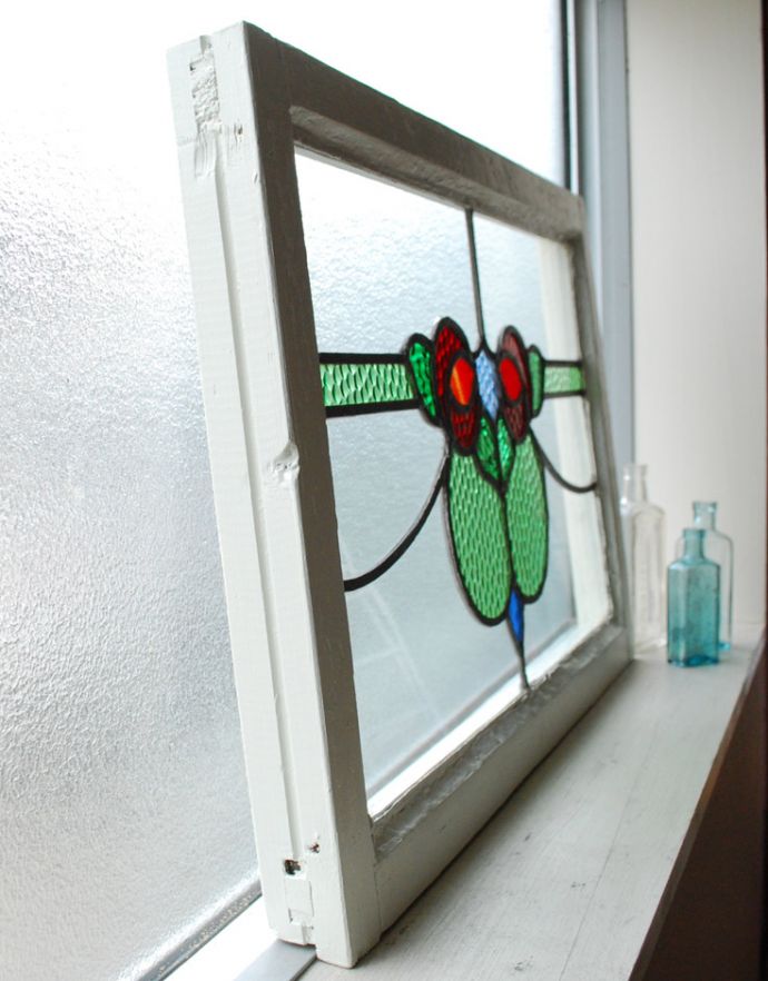 アンティーク ステンドグラス　アンティーク雑貨　２輪が仲良く寄り添うデザインが可愛い赤いバラの模様のアンティーク ステンドグラス。キレイに修復しましたステンドグラスの周りを囲うオリジナルの枠はキレイに修復しました。(g-954)