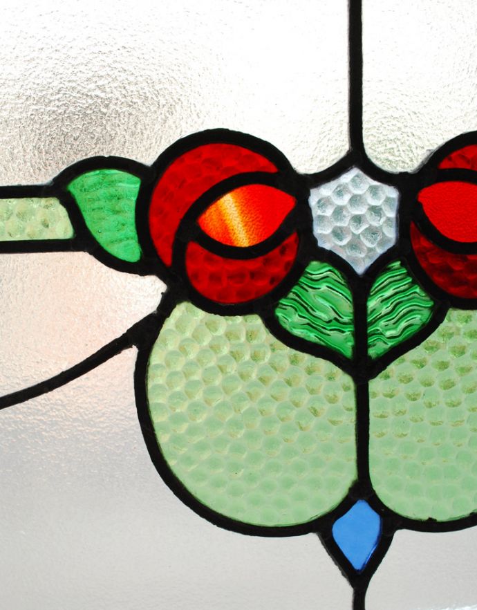 アンティーク ステンドグラス　アンティーク雑貨　２輪が仲良く寄り添うデザインが可愛い赤いバラの模様のアンティーク ステンドグラス。太陽の光を通してキラキラ輝くガラスやっぱり魅力はアンティークらしい美しい模様。(g-954)