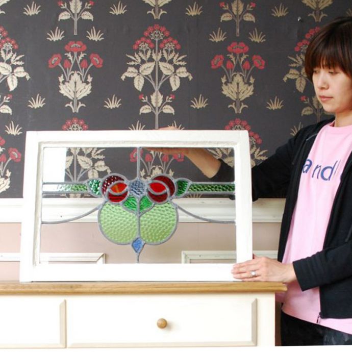 アンティーク ステンドグラス　アンティーク雑貨　２輪が仲良く寄り添うデザインが可愛い赤いバラの模様のアンティーク ステンドグラス。アンティークでしか手に入らない美しいガラスやっぱりステンドグラスはアンティーク雑貨の定番。(g-954)