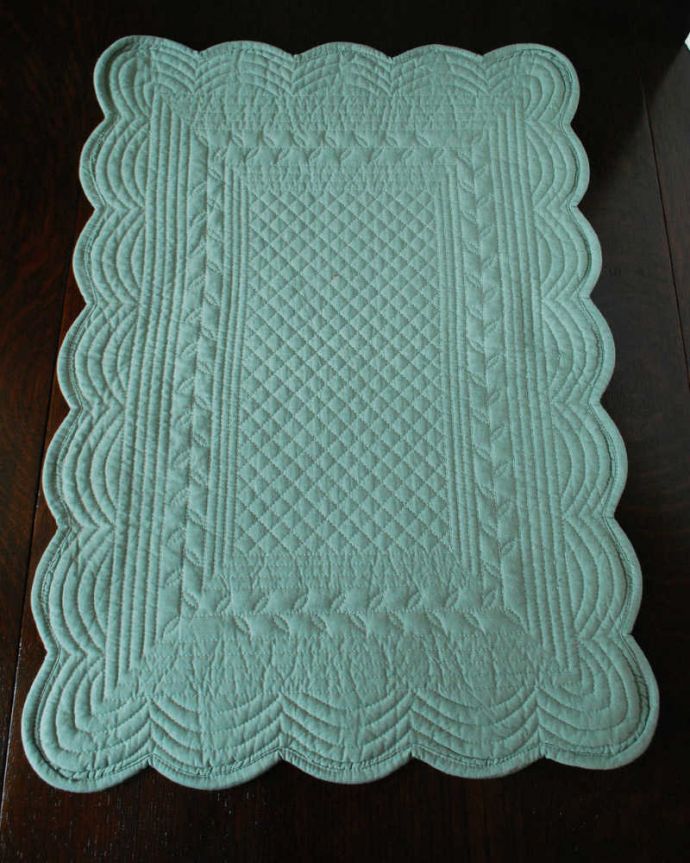 インテリア雑貨 何枚あっても便利に使えるフランスcote tableのブレイスマット(グリーン)。上から見ると形はこんな感じです多少大きさに誤差はありますが手作りの風合いだと思って楽しんで下さい。(gc-186)