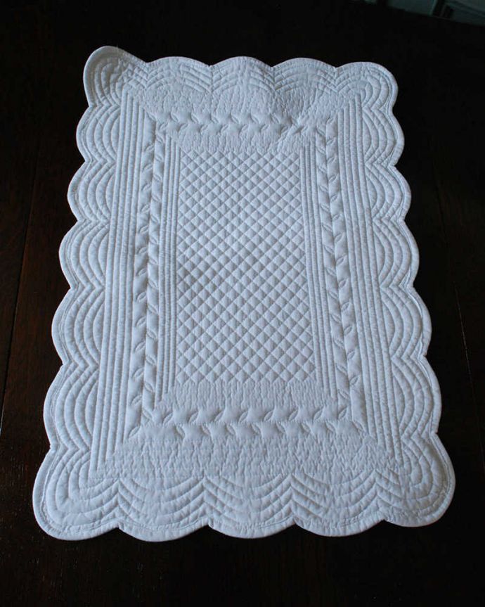 ダイニング雑貨 インテリア雑貨 何枚あっても便利に使えるフランスcote tableのブレイスマット(ホワイト)。上から見ると形はこんな感じです多少大きさに誤差はありますが手作りの風合いだと思って楽しんで下さい。(gc-189)