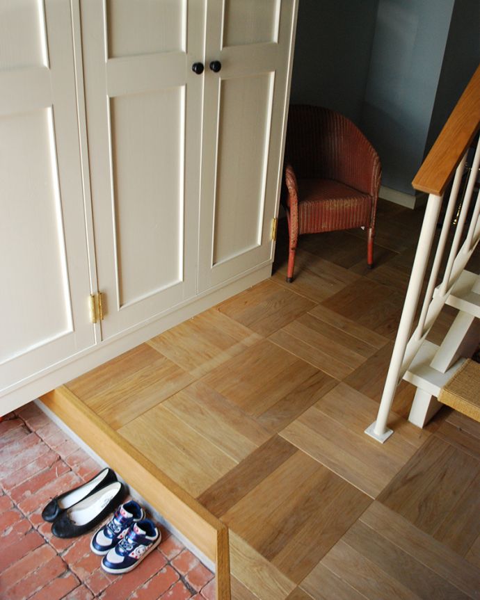 床材　お部屋づくりの材料（建材）　Handleオリジナルの床材、オーク材の市松模様（チェッカー柄）の床。わが家の玄関。(HOW-01)