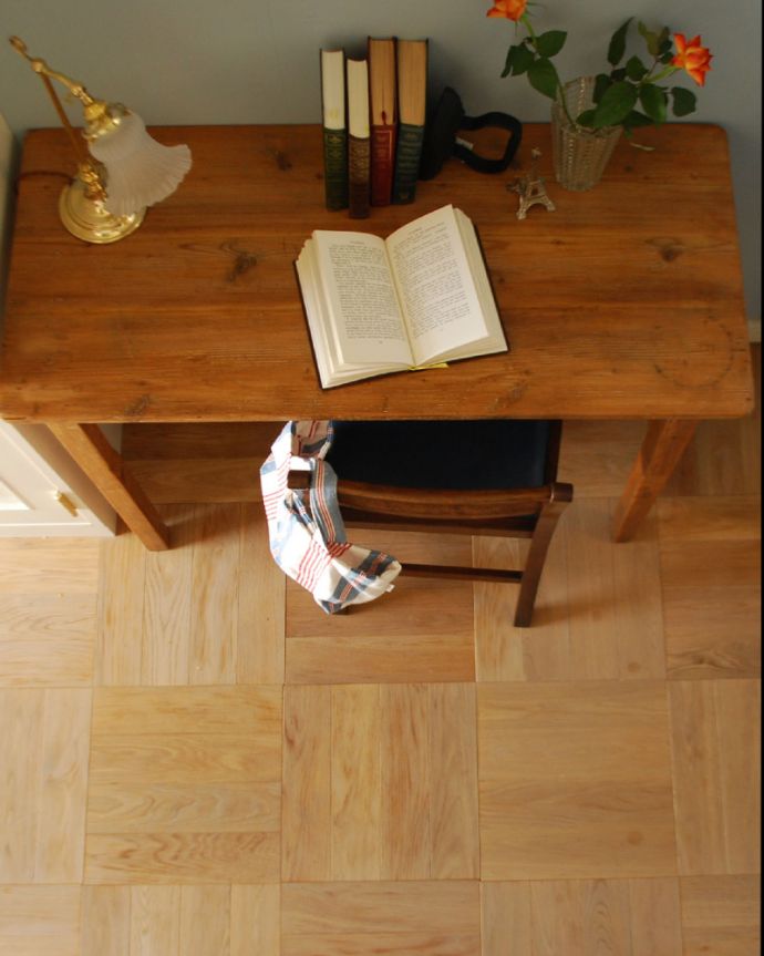 床材　お部屋づくりの材料（建材）　Handleオリジナルの床材、オーク材の市松模様（チェッカー柄）の床。一枚一枚、表情が違います天然木を組み合わせて作る市松模様の床。(HOW-01)