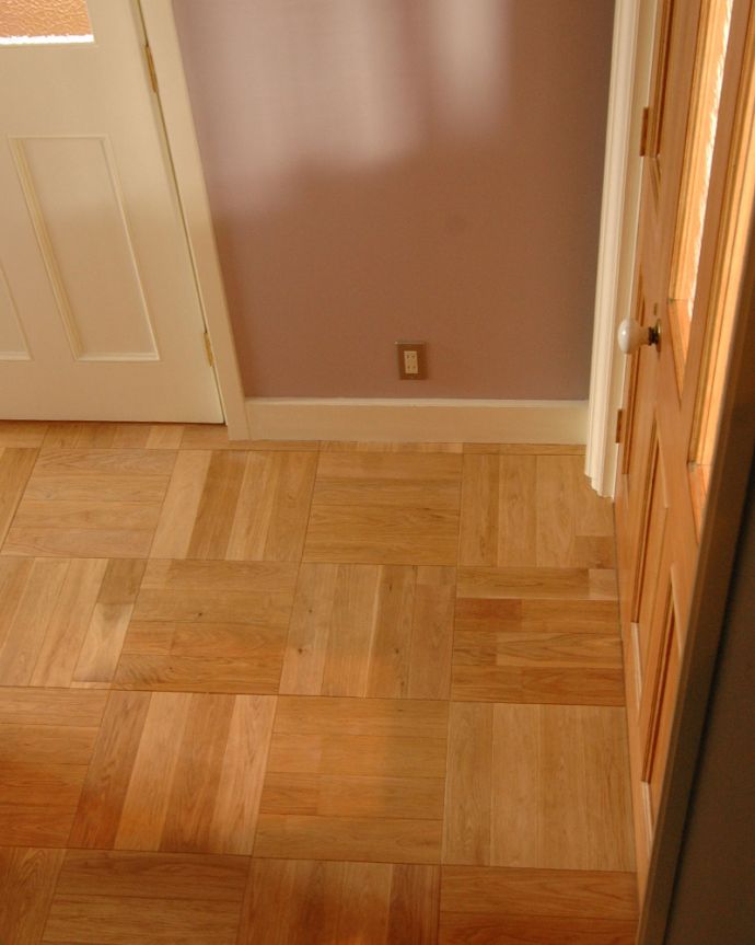 床材　お部屋づくりの材料（建材）　Handleオリジナルの床材、オーク材の市松模様（チェッカー柄）の床。おしゃれなデザイン床オーク材の板を組み合わせて作った正方形。(HOW-01)