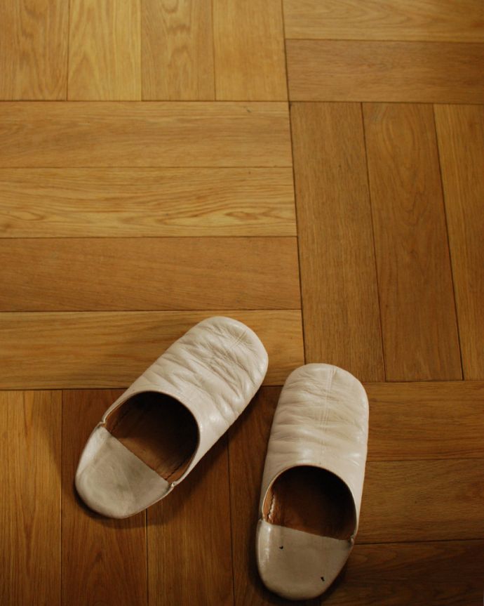 床材　お部屋づくりの材料（建材）　Handleオリジナルの床材、オーク材の市松模様（チェッカー柄）の床。肌触りが気持ちいいオーク材は狂いが少ないので、無垢材を使ってカッコよく仕上げることが出来ます。(HOW-01)