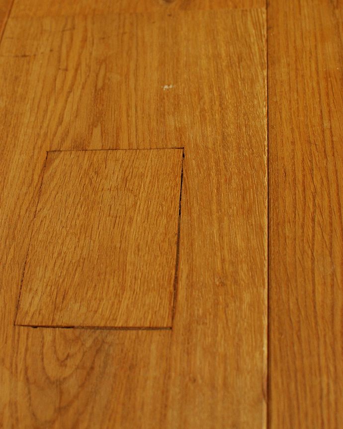 床材　お部屋づくりの材料（建材）　Handleオリジナルの床材、アンティーク加工を施したオーク材の床。カッコいい埋め木床の表情をさらに素敵にしてくれる埋め木。(HOW-03)