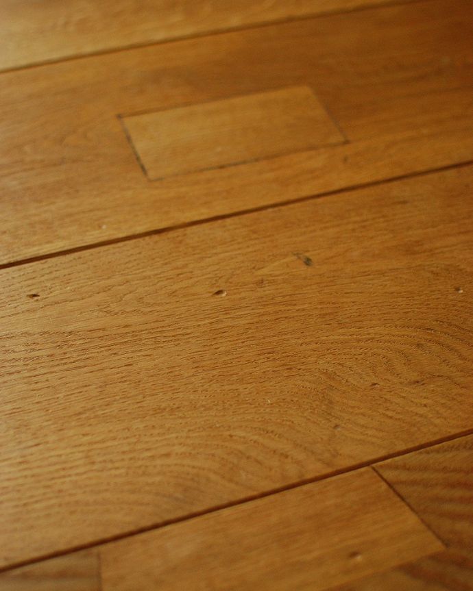 床材　お部屋づくりの材料（建材）　Handleオリジナルの床材、アンティーク加工を施したオーク材の床。自慢のアンティーク加工長年使いこんだアンティークの床材のようなアンティーク加工を施し、表情豊かに仕上げました。(HOW-03)