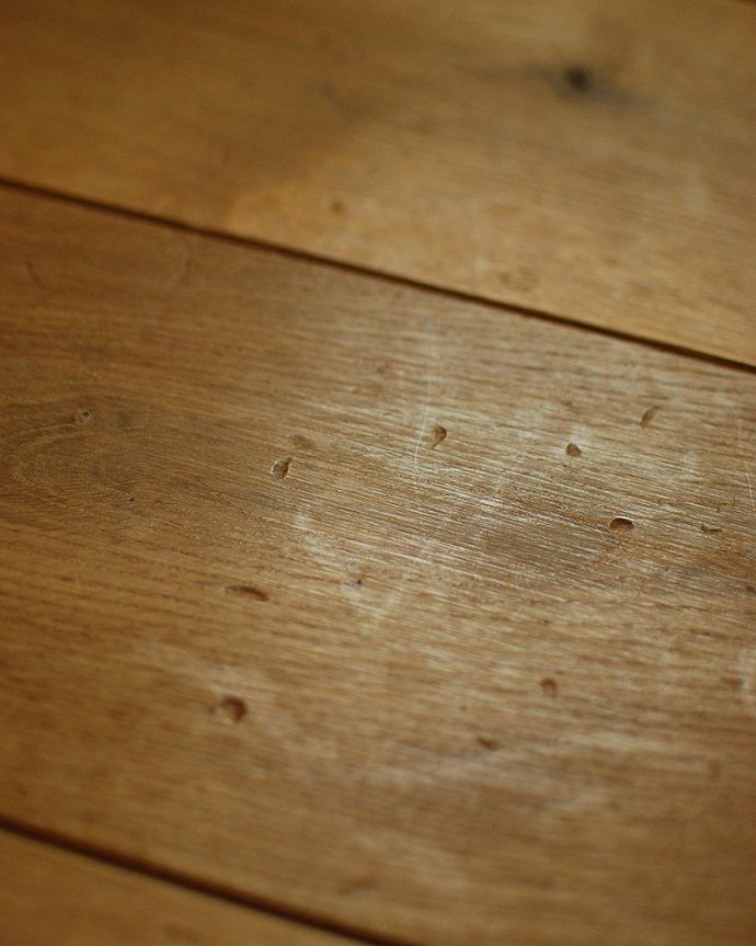 床材　お部屋づくりの材料（建材）　Handleオリジナルの床材、アンティーク加工を施したオーク材の床。長年使いこんだような跡硬いオーク材に、まるでハイヒールで歩いたようなヒール跡を付けました。(HOW-03)