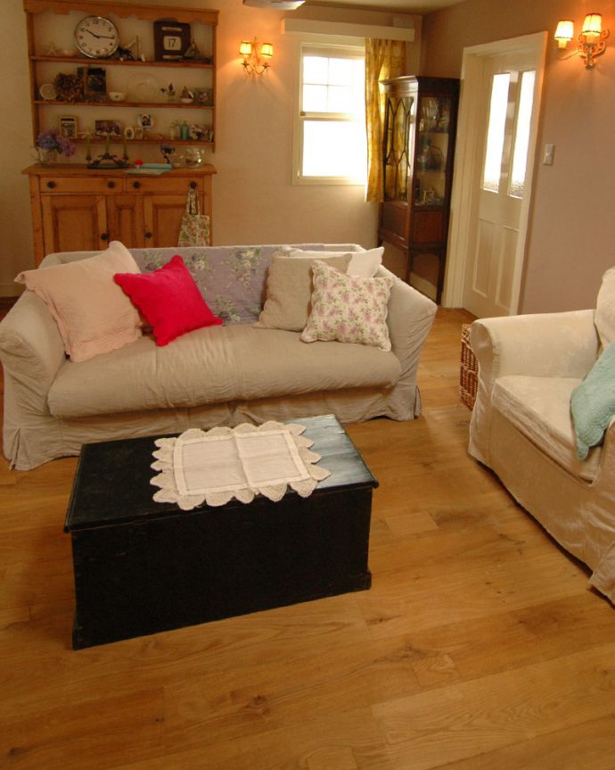 床材　お部屋づくりの材料（建材）　Handleオリジナルの床材、アンティーク加工を施したオーク材の床。受注生産品ですご注文頂いてからお届けまで10日～2週間ほどお時間を頂きます。(HOW-03)