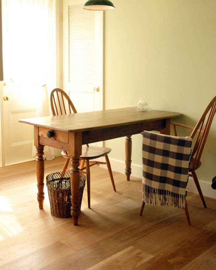 床材　お部屋づくりの材料（建材）　Handleオリジナルの床材、アンティーク加工を施したオーク材の床。裸足が気持ちいい！Handleのフローリング材は着色などは一切施していない無垢材を無塗装でお送りしています。(HOW-03)