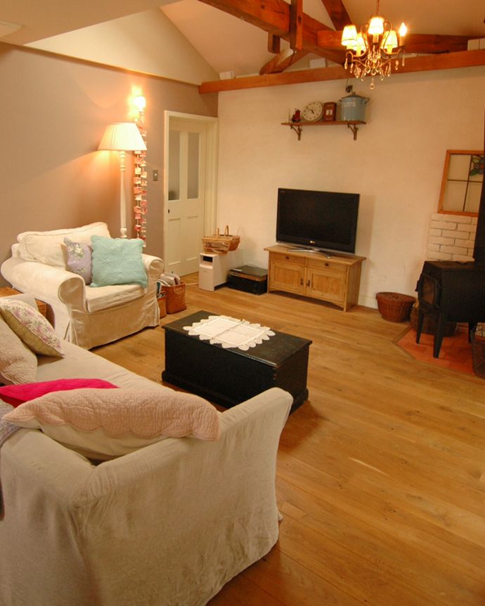 床材　お部屋づくりの材料（建材）　Handleオリジナルの床材、アンティーク加工を施したオーク材の床。幅の広さが自慢オーク材は狂いが少ないので、無垢材のフローリングでも幅が広く、雰囲気がカッコいいんです。(HOW-03)