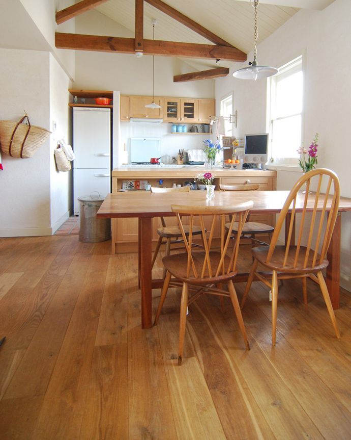 床材　お部屋づくりの材料（建材）　Handleオリジナルの床材、アンティーク加工を施したオーク材の床。やっと見つけたオーク材の床わが家をリフォームする際、いろいろ探しまわって、やっと見つけたオーク材の床です。(HOW-03)