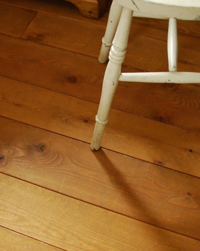 床材　お部屋づくりの材料（建材）　Handleオリジナルの床材、 パインの床。カッコイイ杢目が自慢Handleのオリジナルパインの床は寒い地方のパイン材を使って加工しているので、目が詰まっていて木目も美しく、パイン材なのに硬めです。(HOW-04)