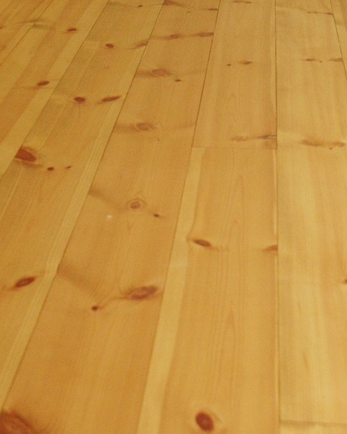 床材　お部屋づくりの材料（建材）　Handleオリジナルの床材、 パインの床。無塗装でお送りしますHandleのフローリング材は着色などは一切施していない無垢材を無塗装でお送りしています。(HOW-04)