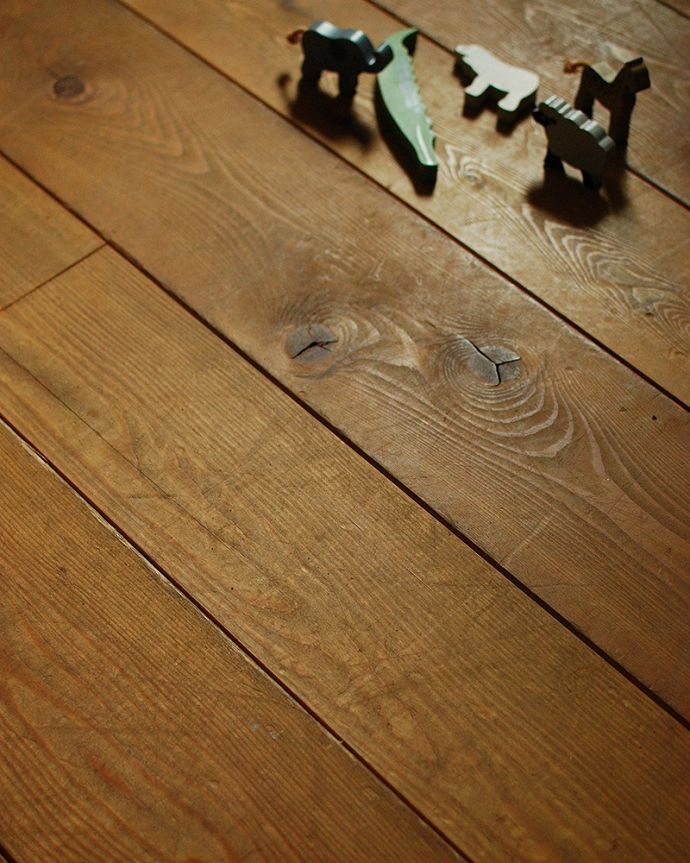 床材　お部屋づくりの材料（建材）　Handleオリジナルの床材、 パインの床。肌触りが気持ちいいオーク材は狂いが少ないので、無垢材を使ってカッコよく仕上げることが出来ます。(HOW-04)