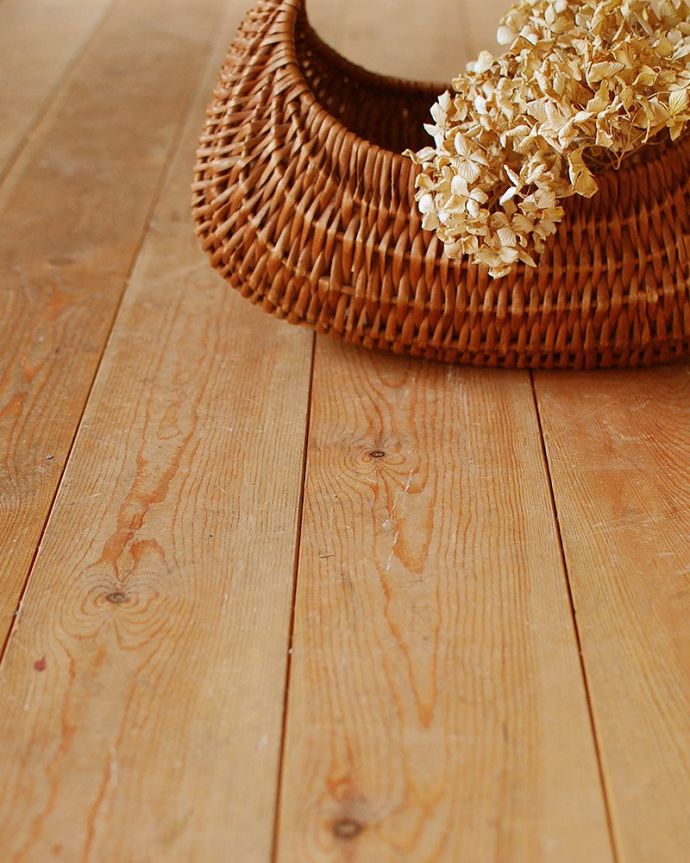 床材　お部屋づくりの材料（建材）　Handleオリジナルの床材、 パインの床。一枚一枚、表情が違います天然木なので、木目が一枚一枚違います。(HOW-04)