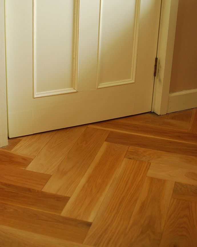 床材　お部屋づくりの材料（建材）　Handleハンドルの床材、オーク材の ヘリンボーンの床。おしゃれなデザインヘリンボーンとは、ツイードのコートやジャケットで見かける、山と谷が連続するオシャレなモチーフのこと。(HOW-05)