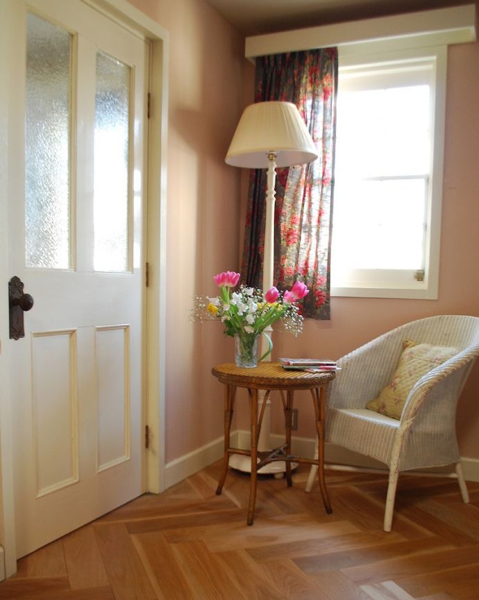 床材　お部屋づくりの材料（建材）　Handleハンドルの床材、オーク材の ヘリンボーンの床。女性の憧れ、ヘリンボーンの床フランスでよく見かけるヘリンボーンの床は女性の憧れです。(HOW-05)