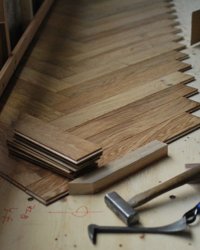 床材　お部屋づくりの材料（建材）　Handleハンドルの床材、オーク材の ヘリンボーンの床。本物のフローリングあっという間に貼れるフローリング材と違って、一枚一枚、昔ながらの貼り方で貼っていくヘリンボーン。(HOW-05)